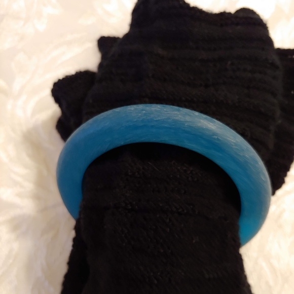 Really Cool Vintage Peacock Blue Lucite Bracelet - Picture 3 of 4